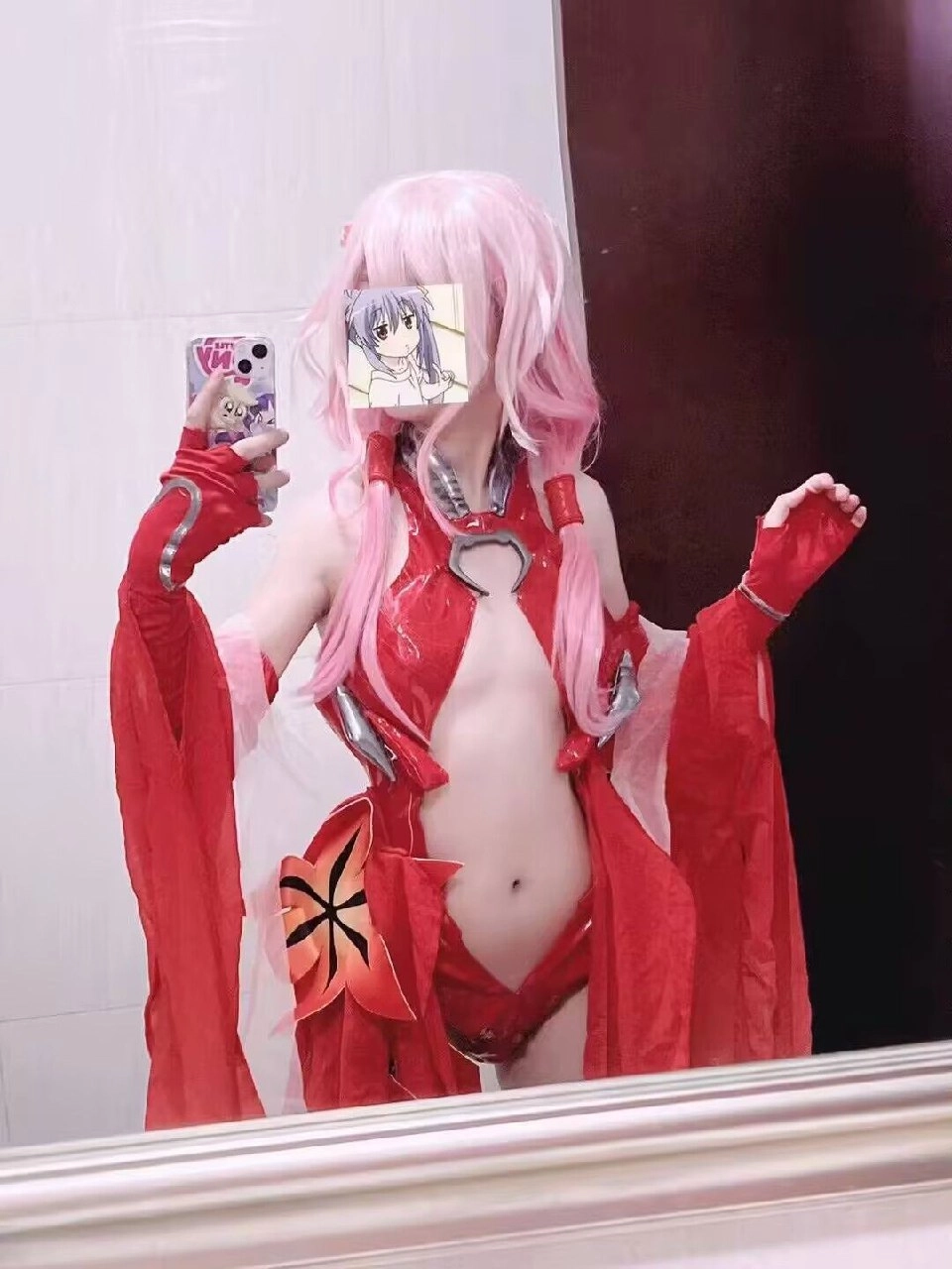 一位穿着红色和白色服装的女人拍了一张自拍。