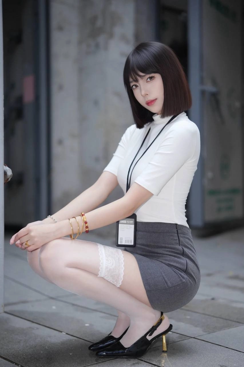 穿着白色衬衫和黑色衬衫的女人为一张照片。