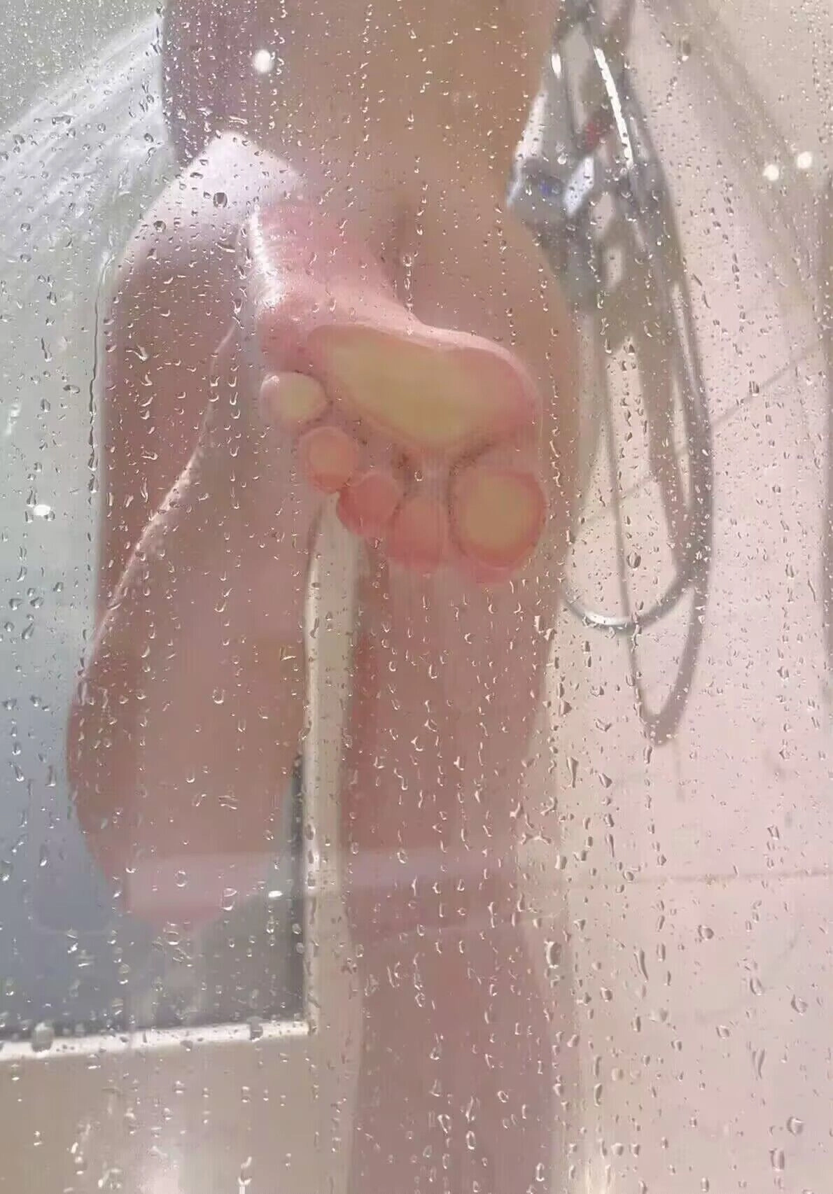 人的脚在淋浴中可以看到。