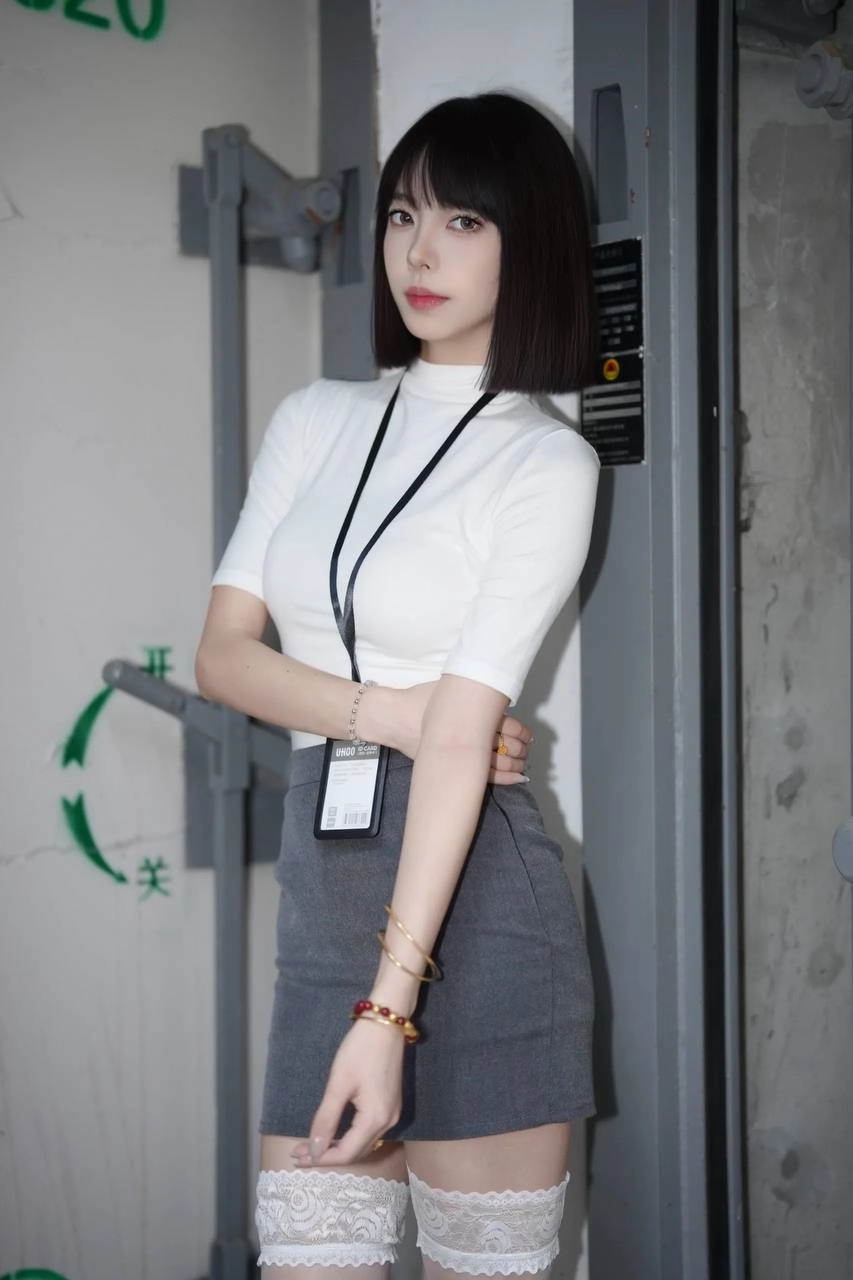 女人穿着一件白色衬衫和一件黑色的领带。