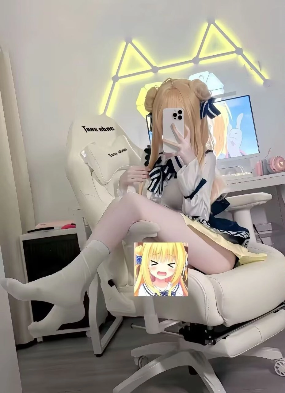 女人在一个白色的椅子上拍自拍。