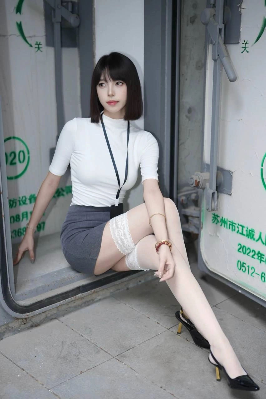 穿着白色衬衫和黑色衬衫的女人为一张照片。