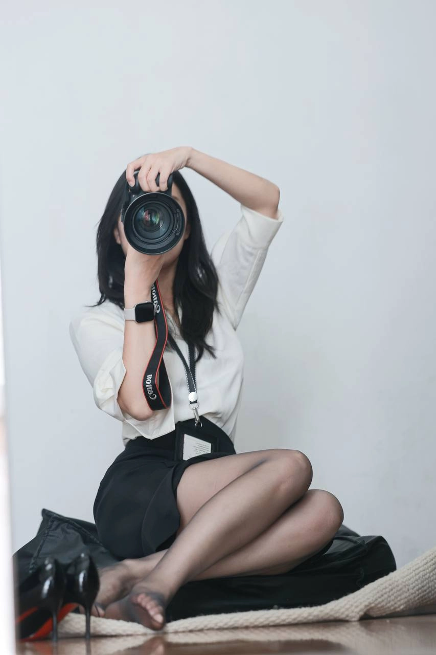 女人拍照自己。