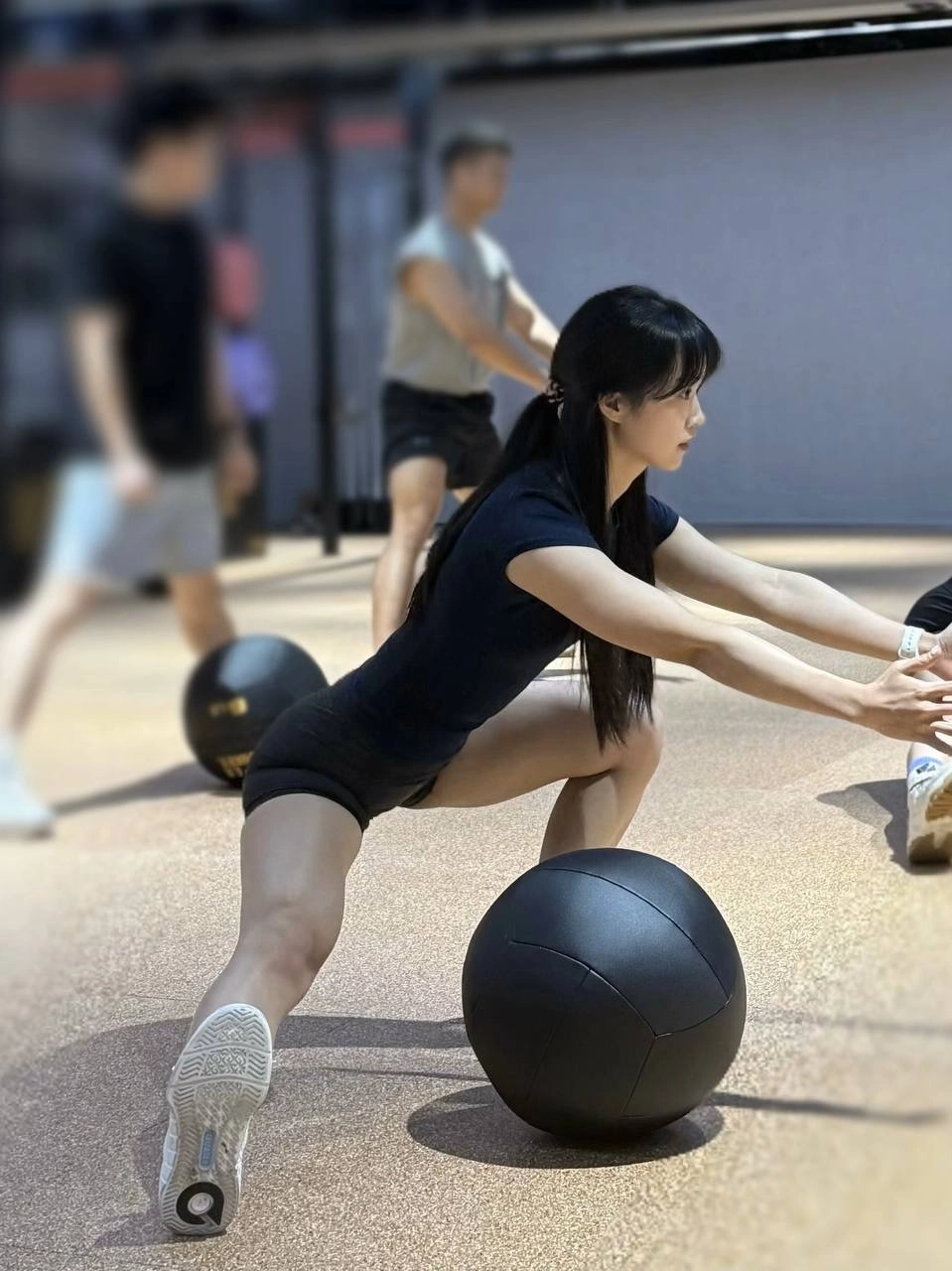 女人在一个黑色的球上。