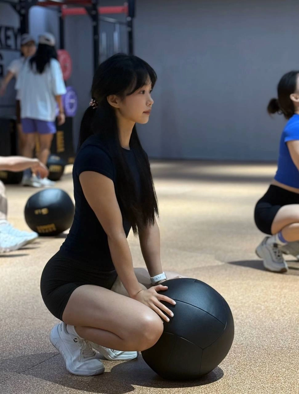 女人在一个黑色的球上。