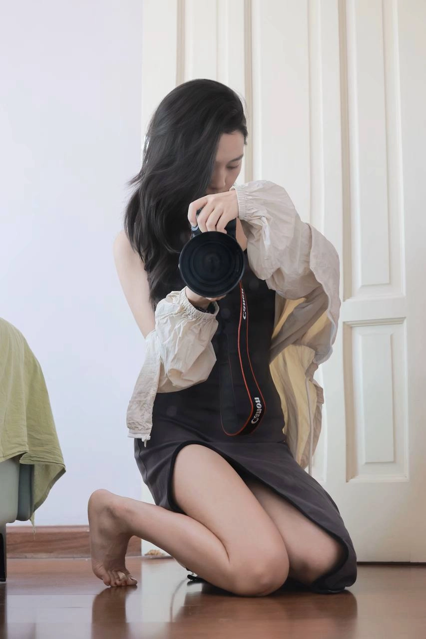 女人拍照自己。