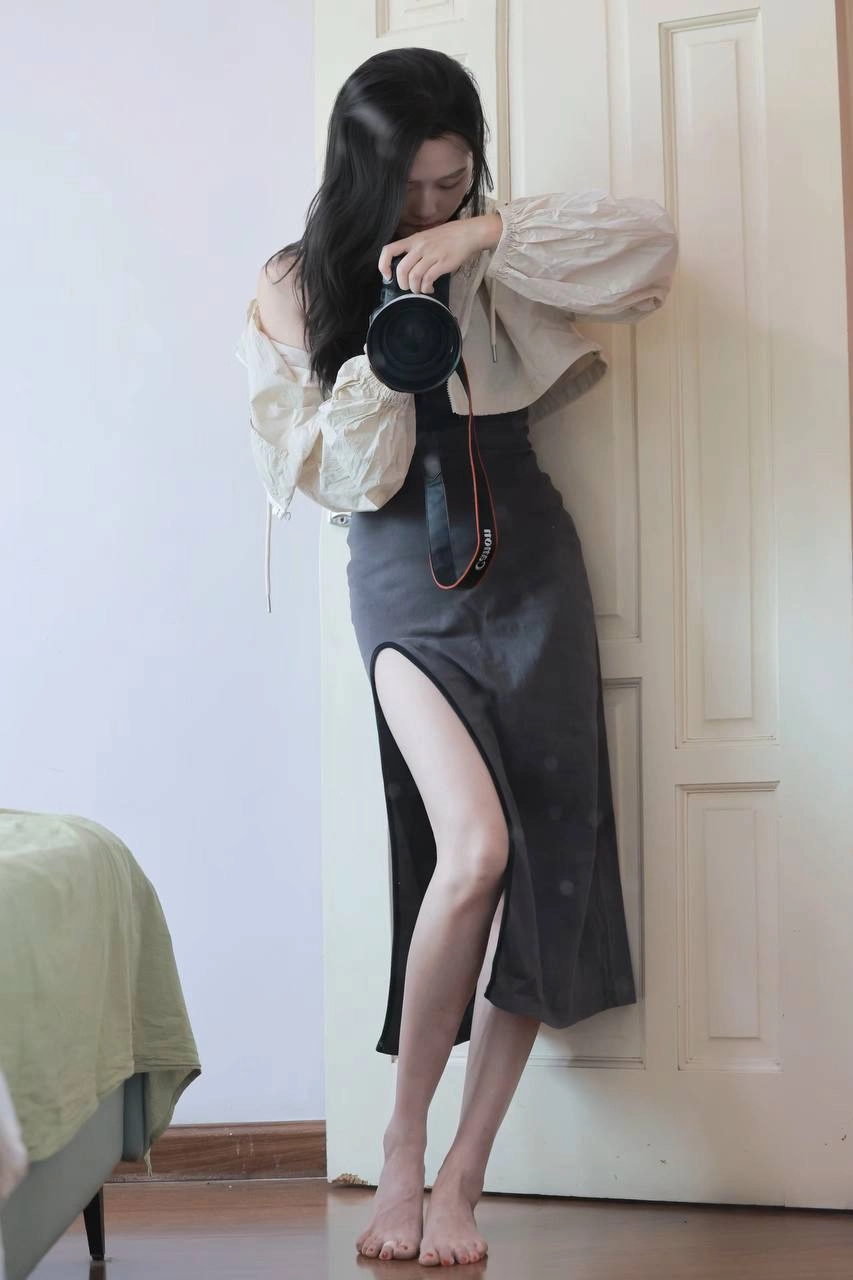 女人拍照自己。