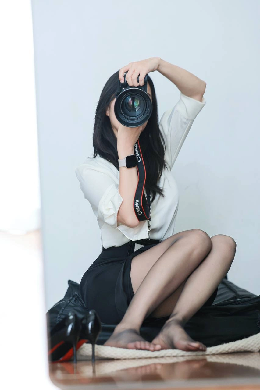 女人拍照自己。