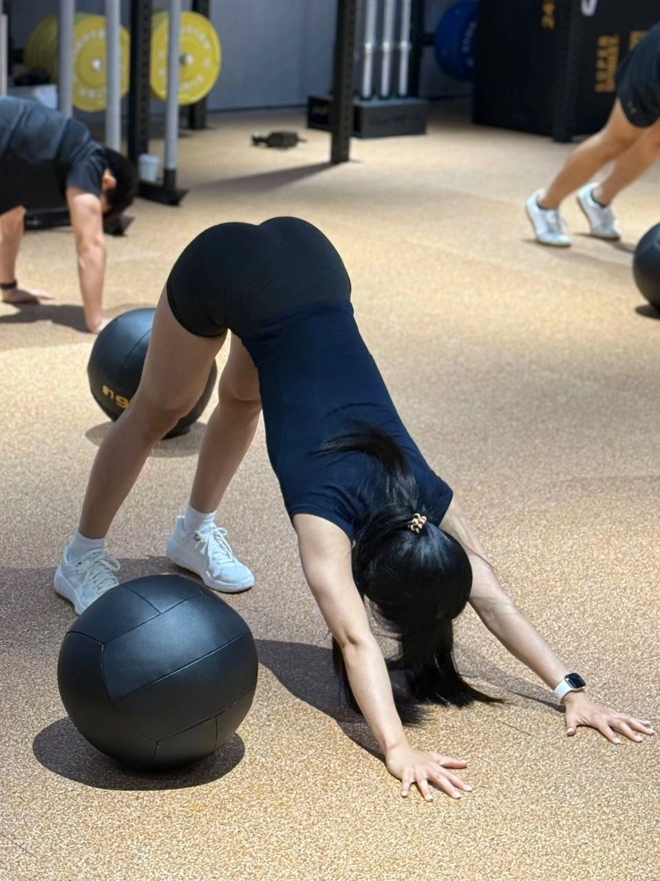 女人在一个黑色的球上。