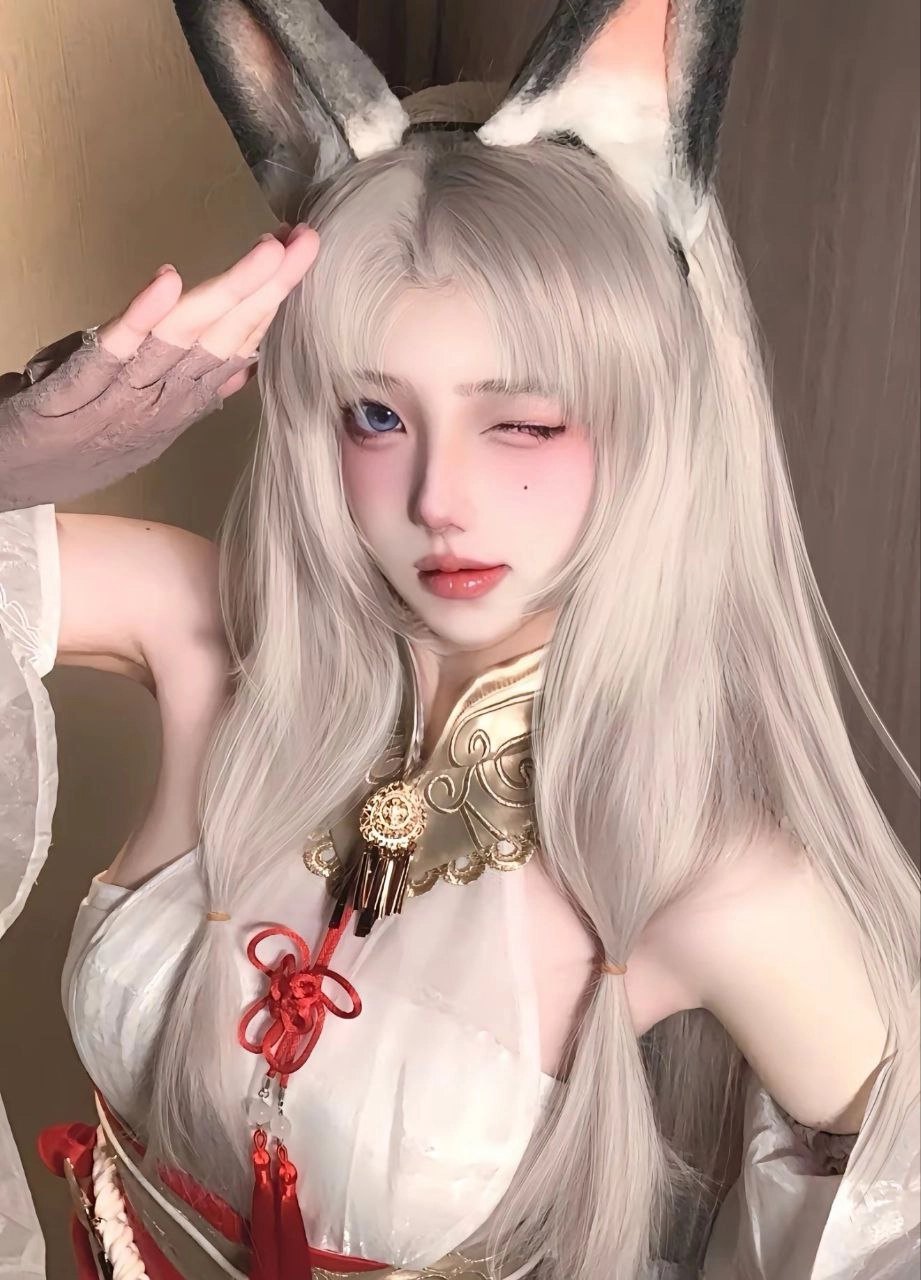 长白头发和红带的女人。