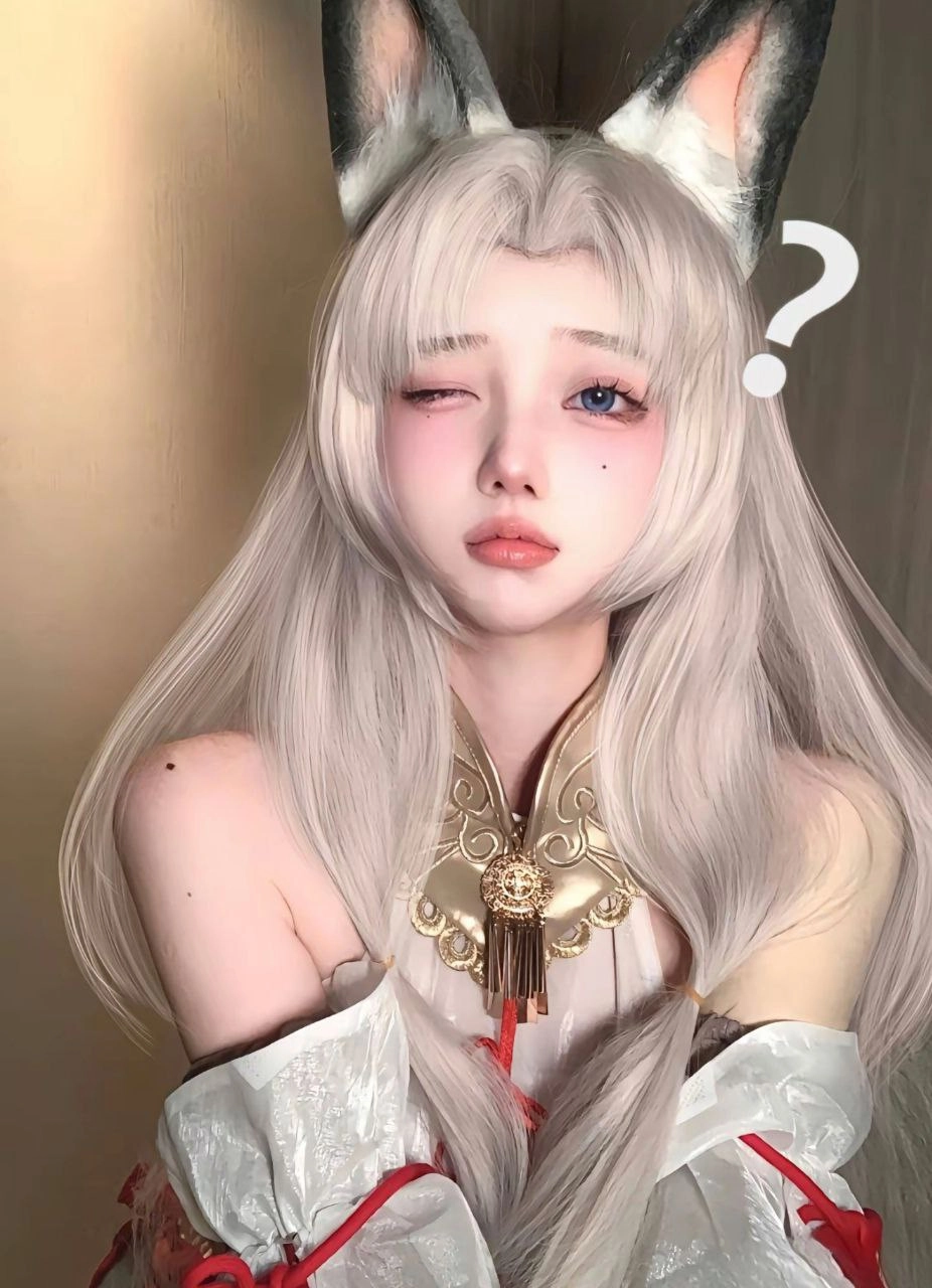 长白头发和红带的女人。