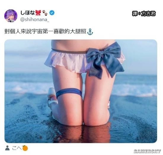 穿比基尼的女人坐在海滩上。