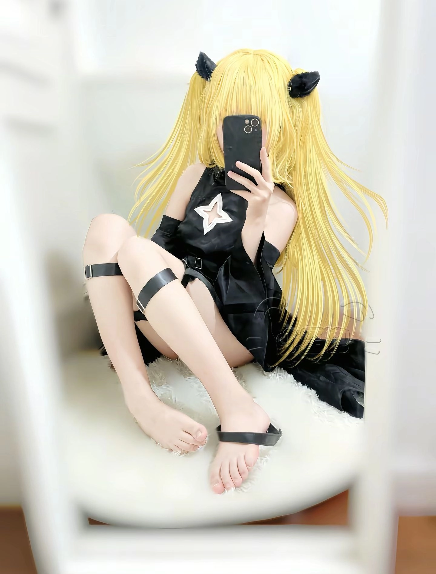 女孩穿着黑色和黄色的裙子拍自拍。