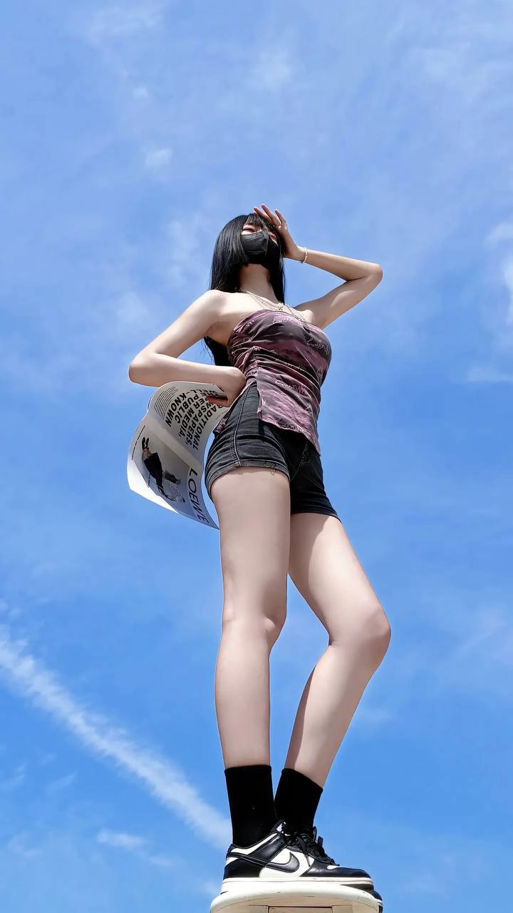 一位穿着紫色衬衫和短裤的女人正在飞翔一只子。