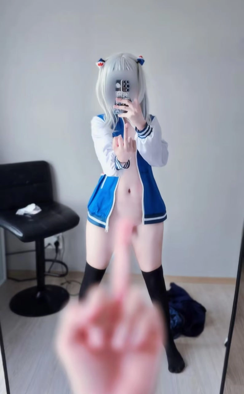 穿着蓝色和白色夹克的女人正在指着手指。