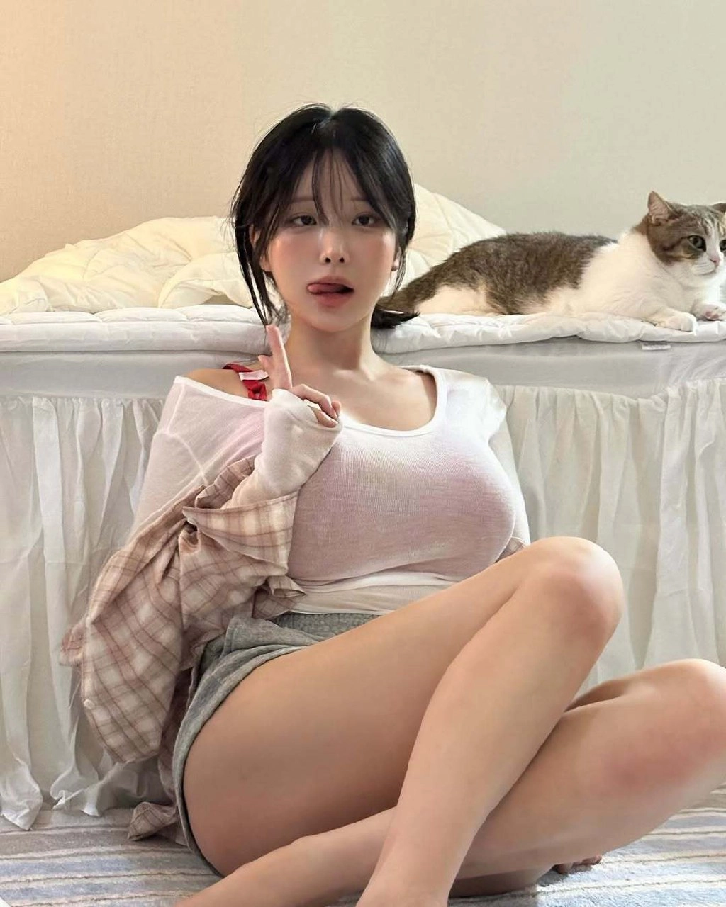 背后有一只猫的女人。