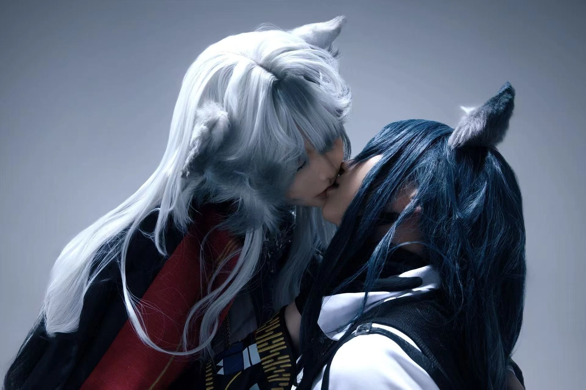 两个人亲吻其中有猫的头。