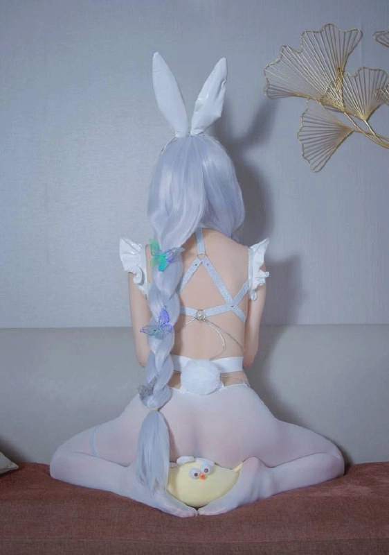 带着兔子的尾巴坐在沙发上。