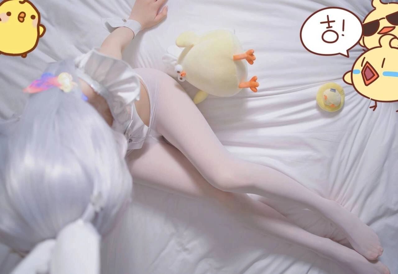 带着兔子的尾巴坐在沙发上。