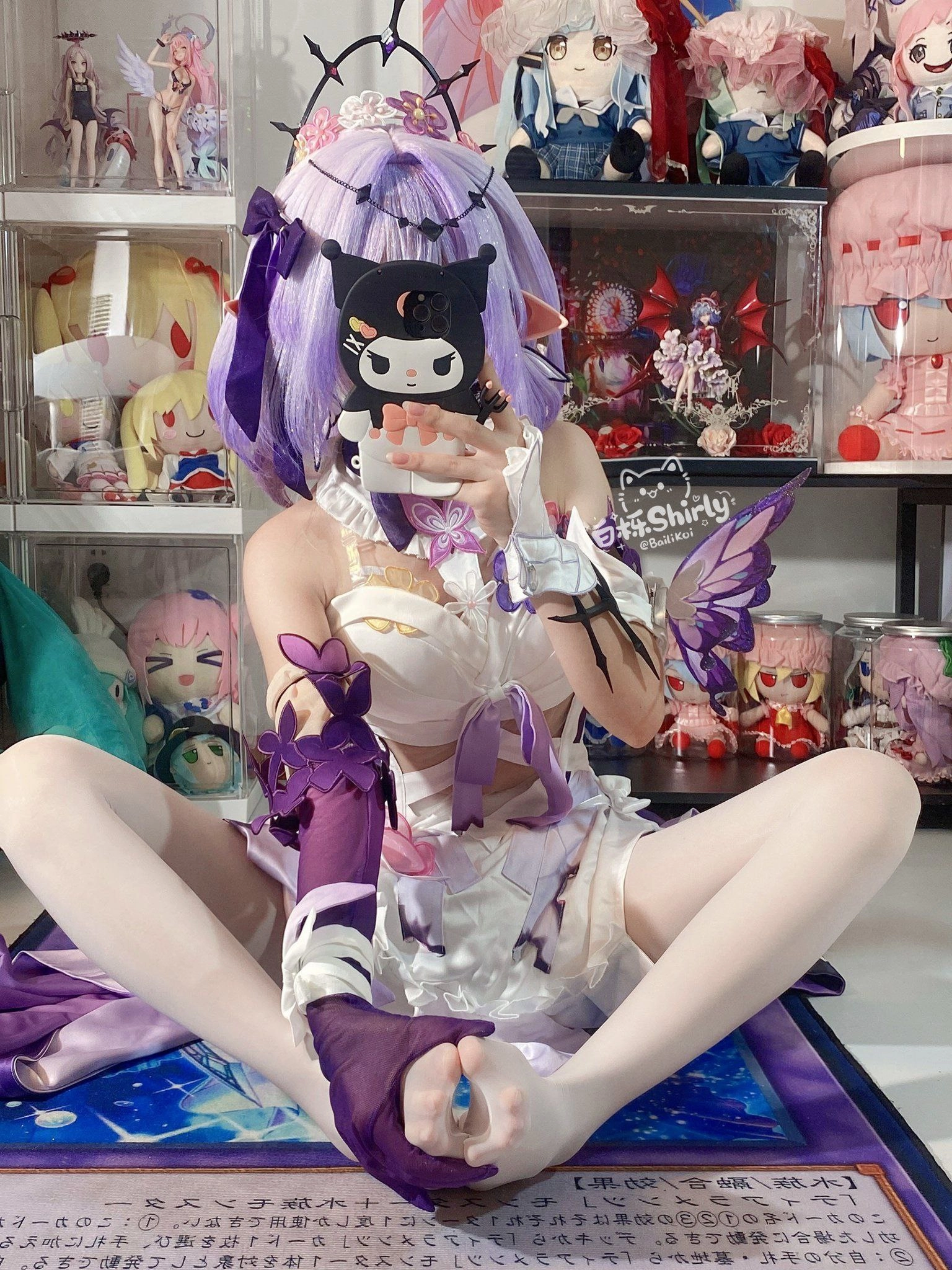 一位穿着紫色毛衣和黑面具的女孩正在拍照自己。