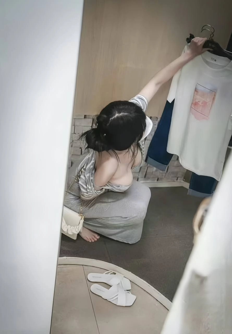 女人转过身来拿一把鞋子。