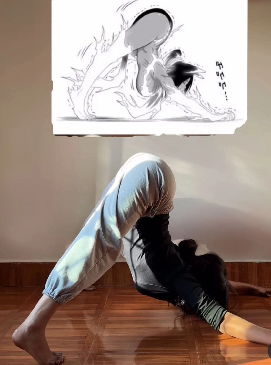 女人站在一张照片前面。