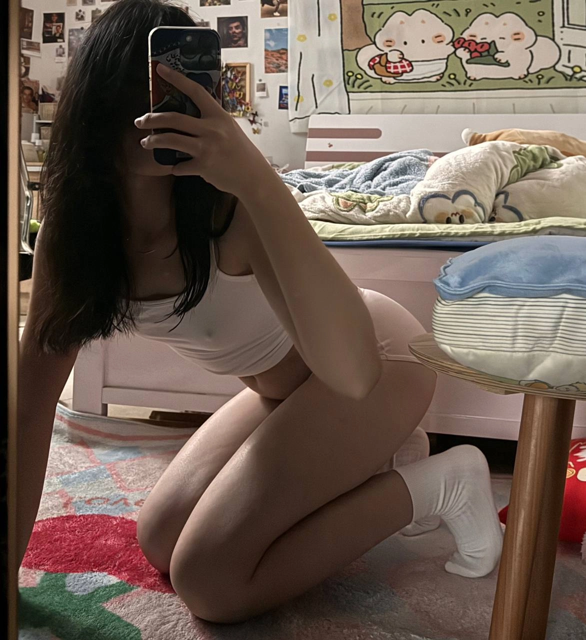 女人在卧室里拍自拍。