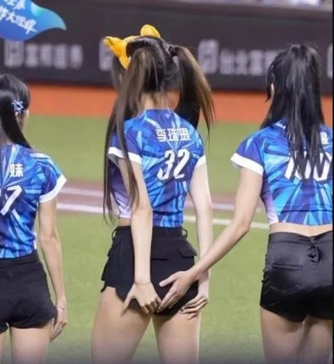 穿蓝色衬衫的女人正在触摸另一个女人的屁股。