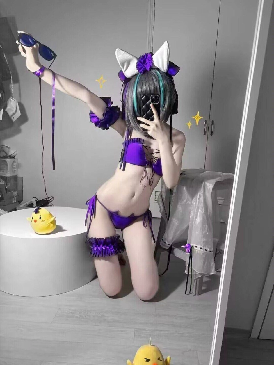 一位穿紫色比基尼的女人拍了一张自拍。