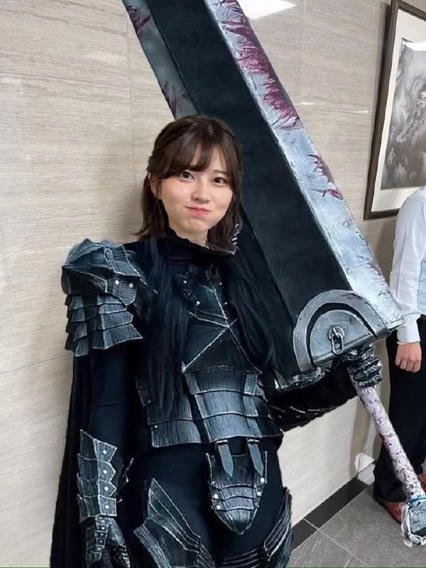 穿着黑色服装的女人拿着一把巨大的剑。