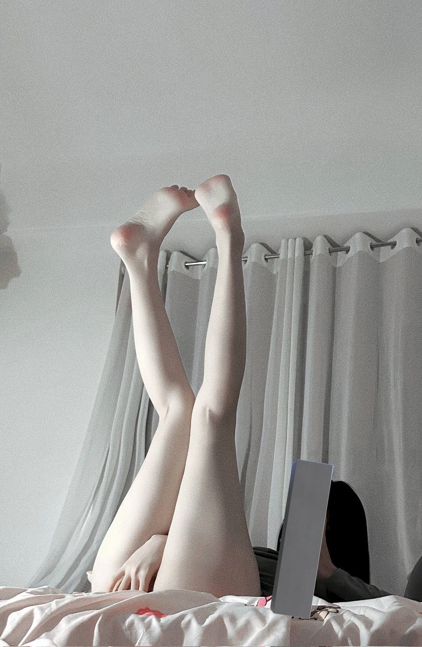 有人坐在地板上,拿着一台笔记本电脑。