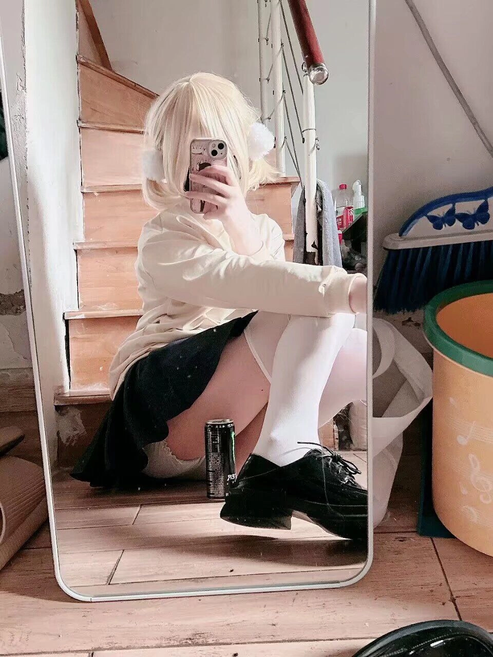 女人在镜子前拍自拍。