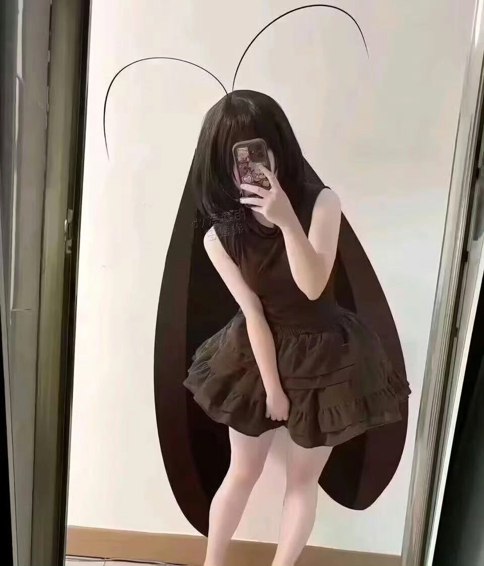 女人在蝴蝶照片前拍自拍。