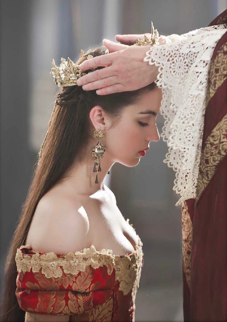 男人把手放在一个女人的头上。