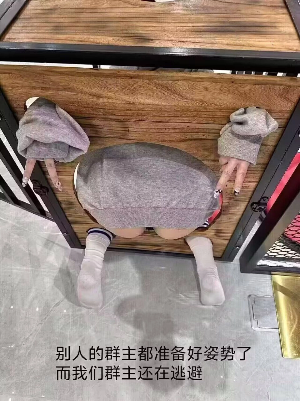 人坐在木制的桌子上。