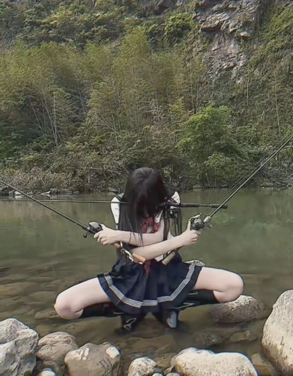 穿着蓝色衣服的女人拿着一根鱼杖。