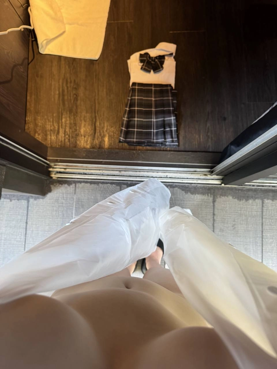 地板上有一袋白色塑料袋。