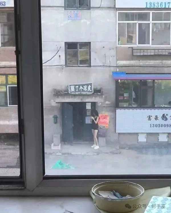 女人站在建筑物外面。