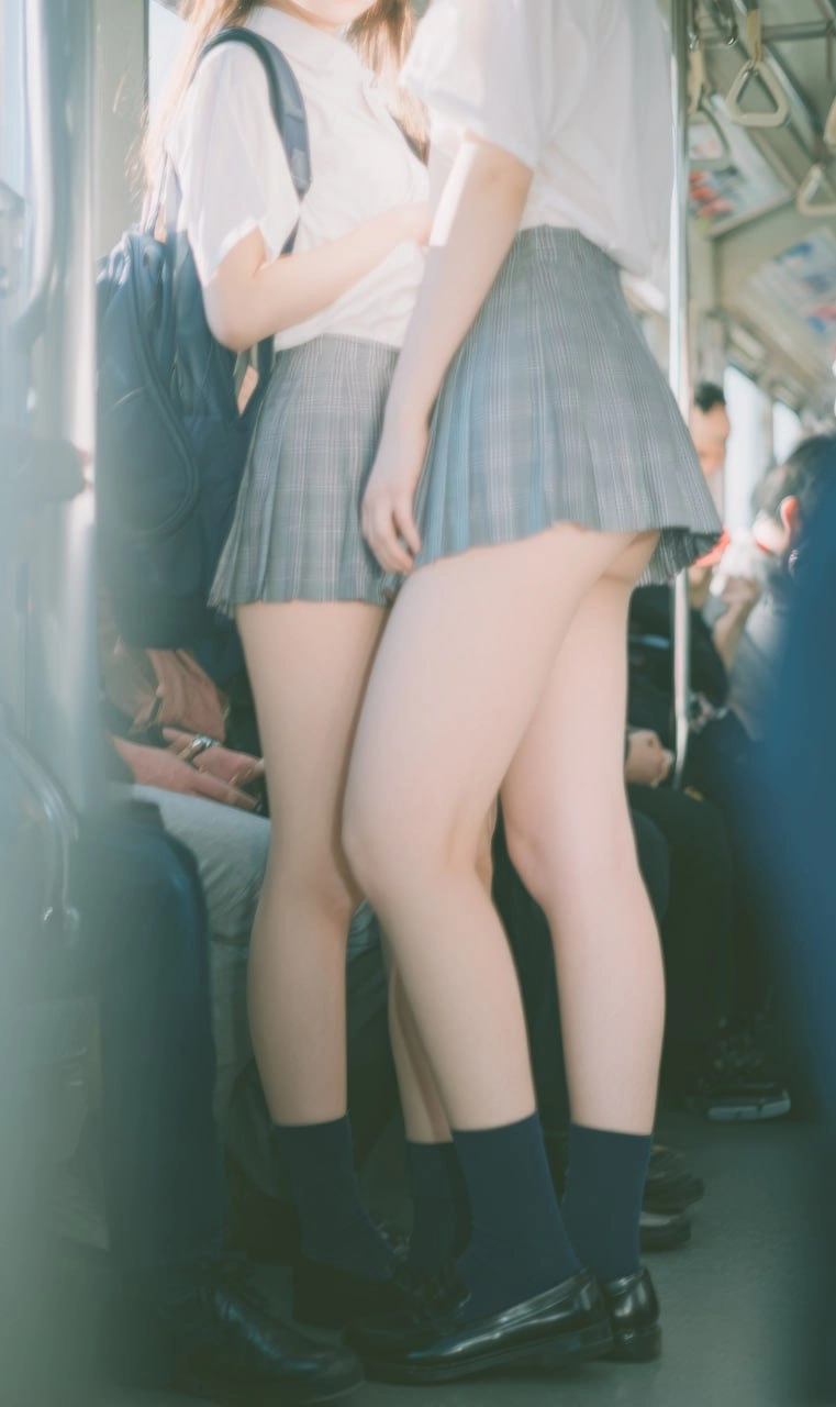 两个女孩在公交车上拥抱。