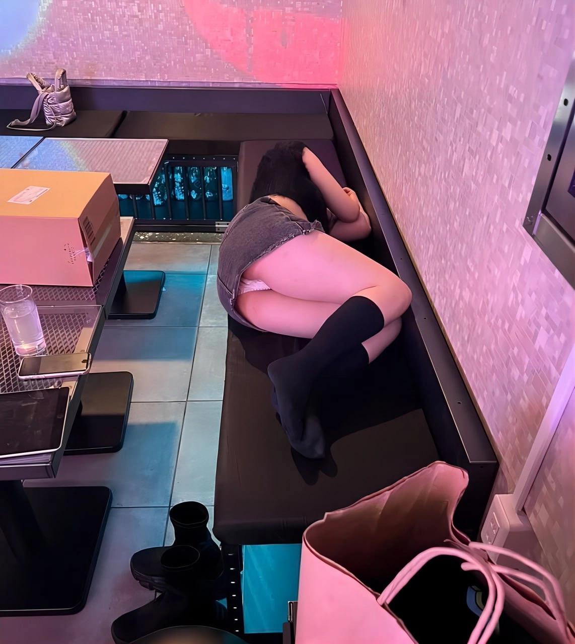 女人躺在一个凳子上,她的腿抬起来。