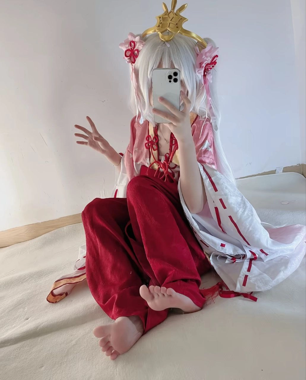 一位穿着红色衣服的女人拍了一张自拍。