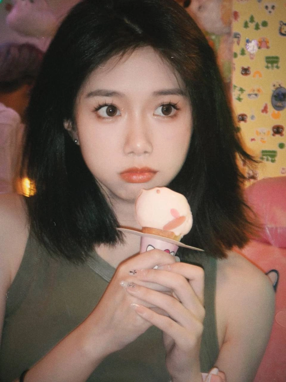 女人用一只装满的动物和一个手提包。