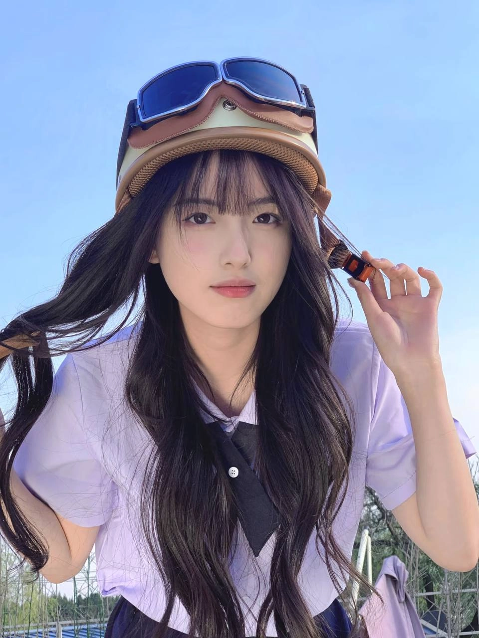 长头发的女孩戴着头盔和绳索。