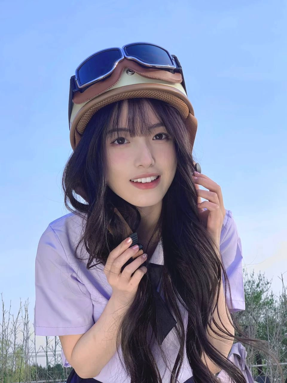 长头发的女孩戴着头盔和绳索。