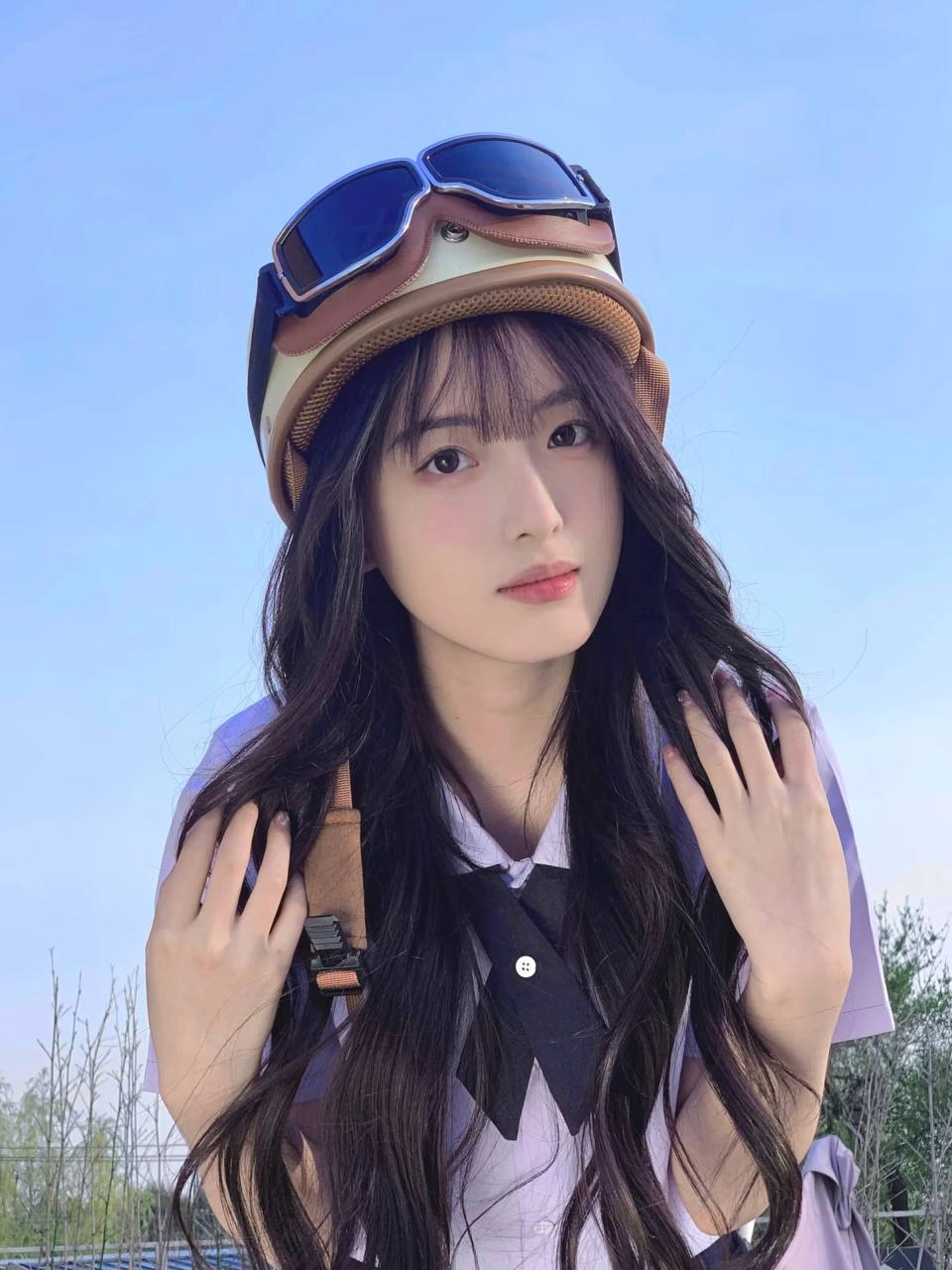 长头发的女孩戴着头盔和绳索。