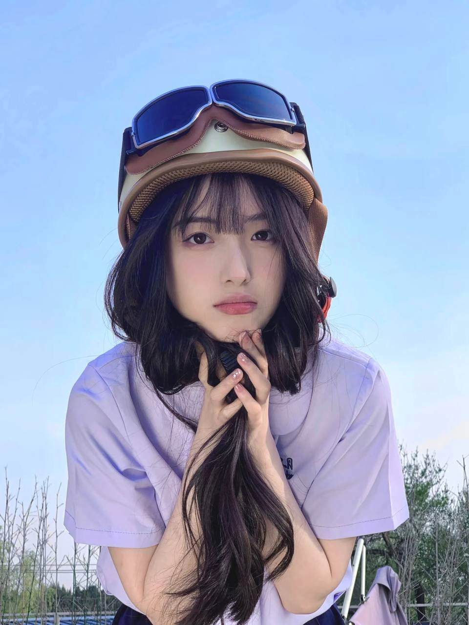 长头发的女孩戴着头盔和绳索。