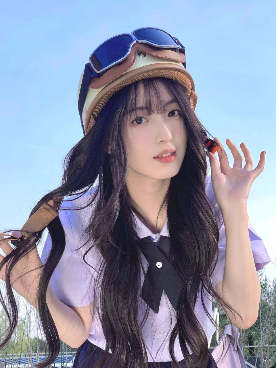 长头发的女孩戴着头盔和绳索。