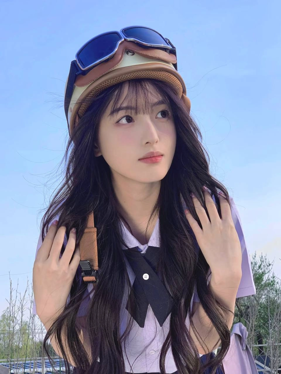 长头发的女孩戴着头盔和绳索。