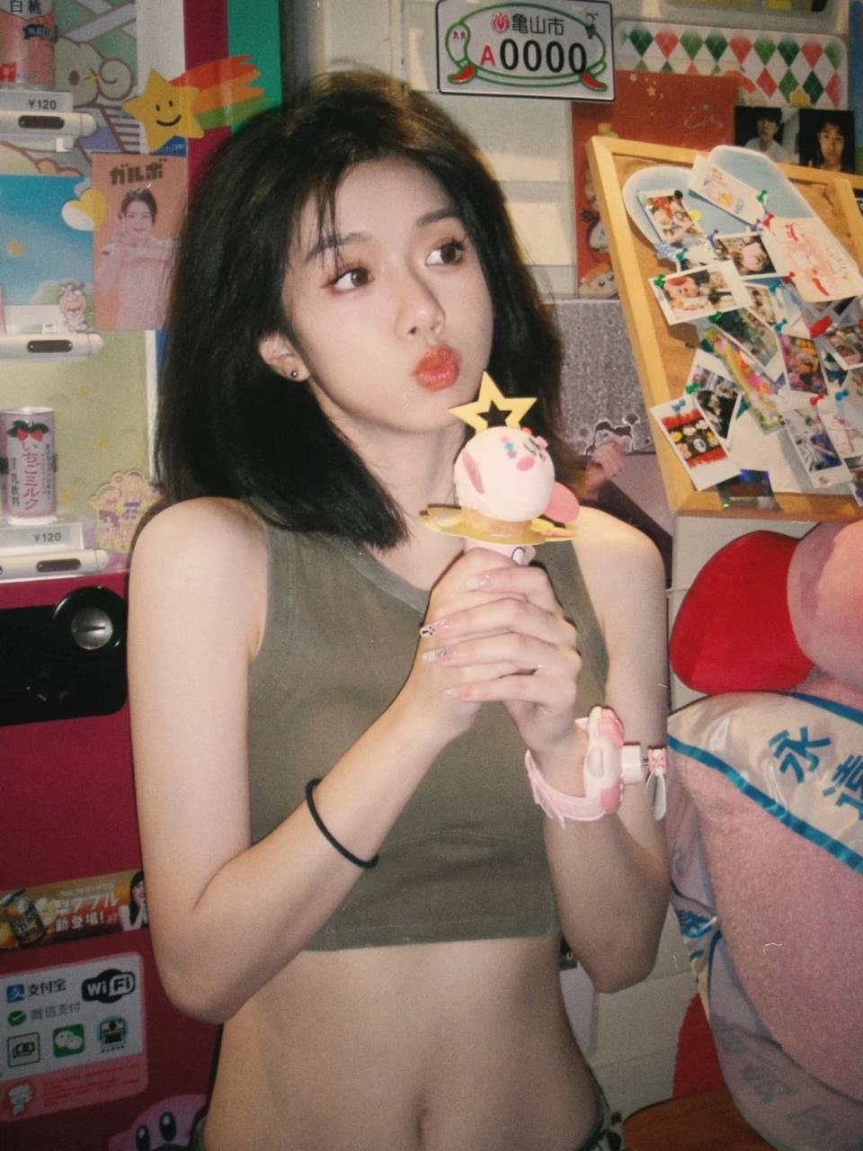 女人用一只装满的动物和一个手提包。