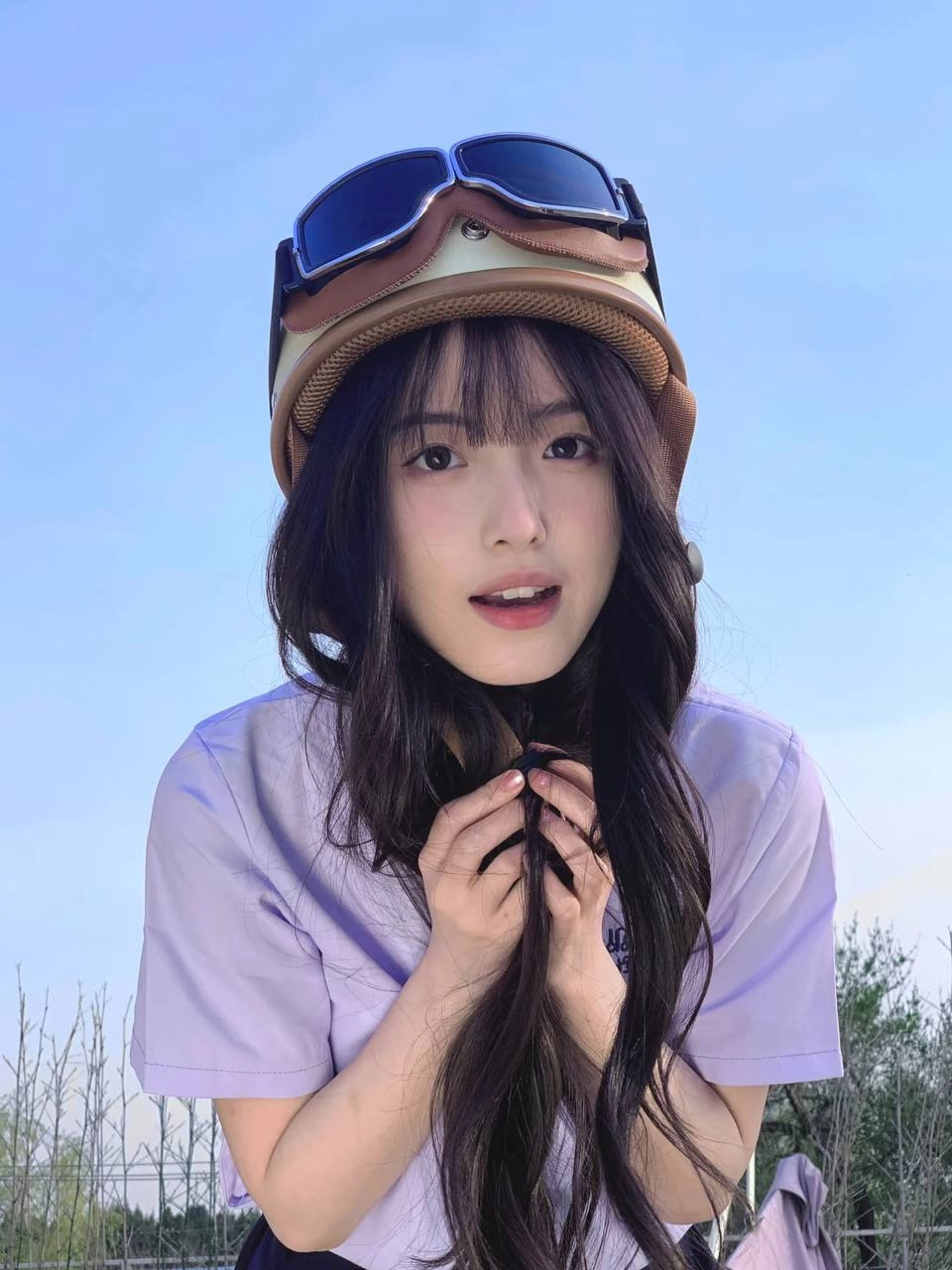 长头发的女孩戴着头盔和绳索。